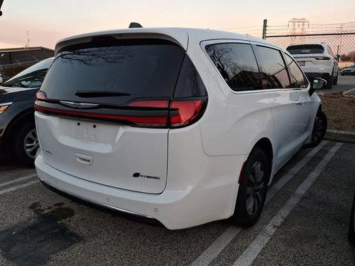 2023 Chrysler Pacifica Hybrid Touring L