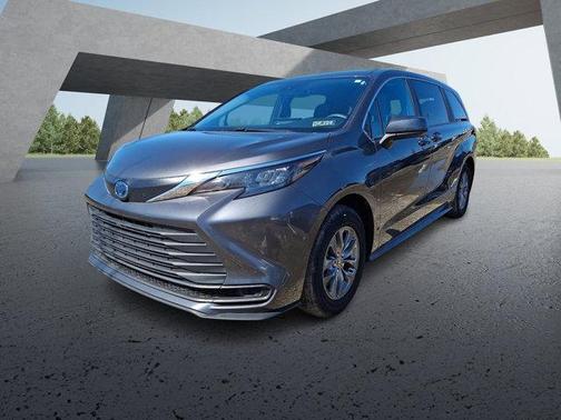 2025 Toyota Sienna LE