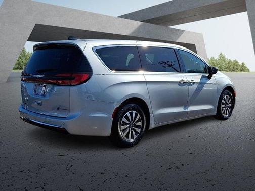 Silver Mist Clearcoat 2024 Chrysler Pacifica Hybrid Select