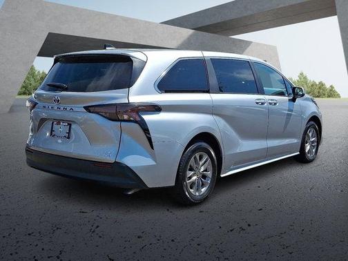 2024 Toyota Sienna LE