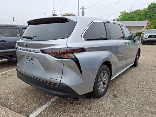 2024 Toyota Sienna LE