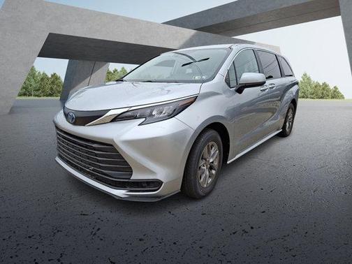 2024 Toyota Sienna LE