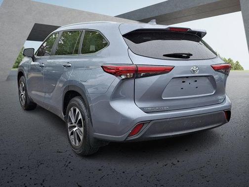 Moon Dust 2023 Toyota Highlander XLE