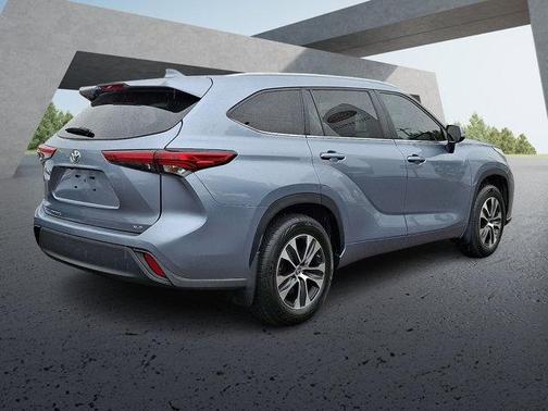 Moon Dust 2023 Toyota Highlander XLE