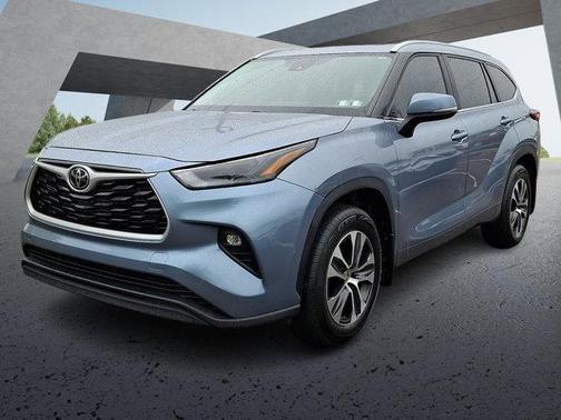 Moon Dust 2023 Toyota Highlander XLE