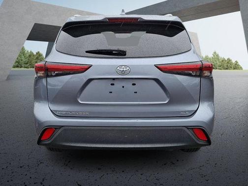 Moon Dust 2023 Toyota Highlander XLE