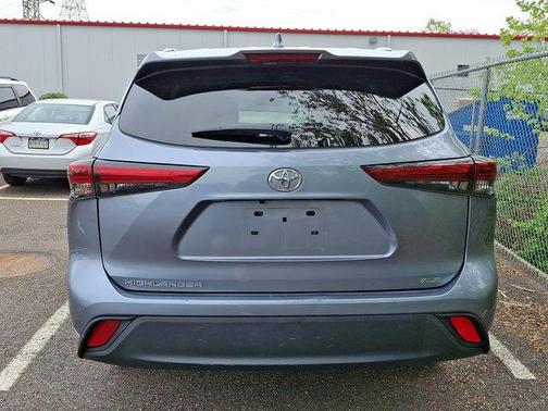 Moon Dust 2023 Toyota Highlander XLE