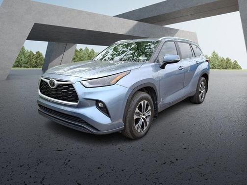 Moon Dust 2023 Toyota Highlander XLE