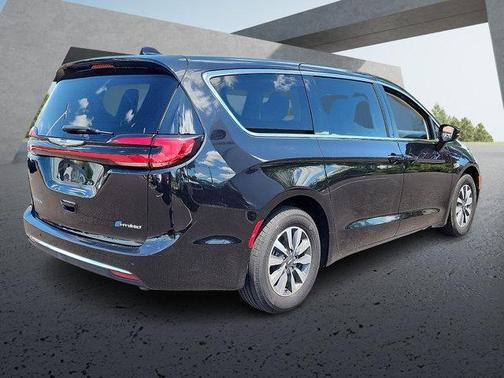 Brilliant Black Crystal Pearlcoat 2024 Chrysler Pacifica Hybrid Select