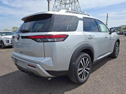 2025 Nissan Pathfinder Platinum 4WD
