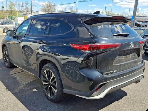 Midnight Black Metallic 2022 Toyota Highlander XSE