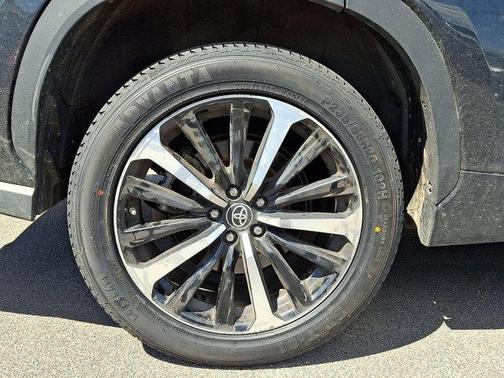 Midnight Black Metallic 2022 Toyota Highlander XSE