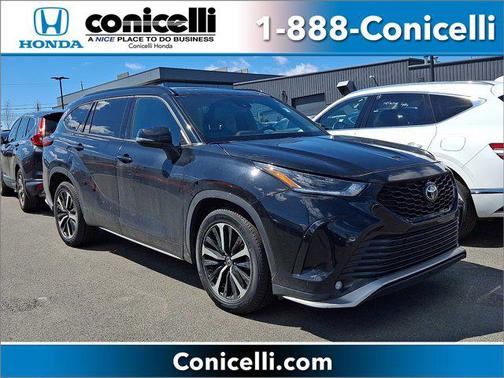 Midnight Black Metallic 2022 Toyota Highlander XSE