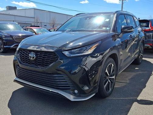 Midnight Black Metallic 2022 Toyota Highlander XSE