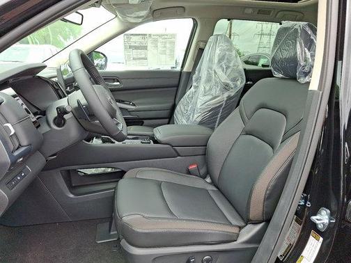 2025 Nissan Pathfinder SL 4WD
