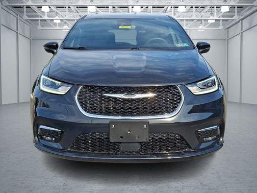 Diamond Black Crystal Pearlcoat 2025 Chrysler Pacifica L