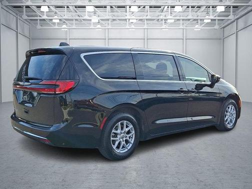 Diamond Black Crystal Pearlcoat 2025 Chrysler Pacifica L