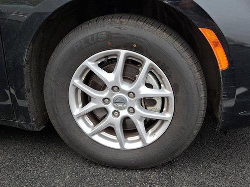 Diamond Black Crystal Pearlcoat 2025 Chrysler Pacifica L