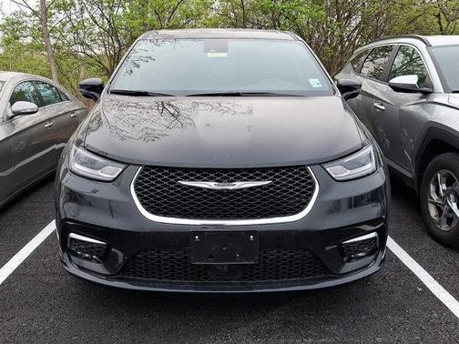 Diamond Black Crystal Pearlcoat 2025 Chrysler Pacifica L