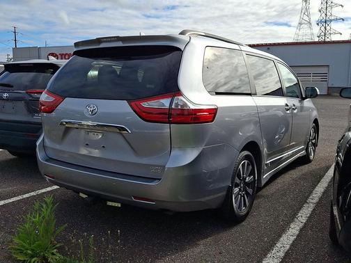 Silver Sky Metall 2018 Toyota Sienna Limited Premium