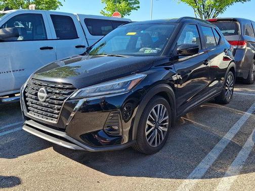 Super Black 2023 Nissan Kicks SR