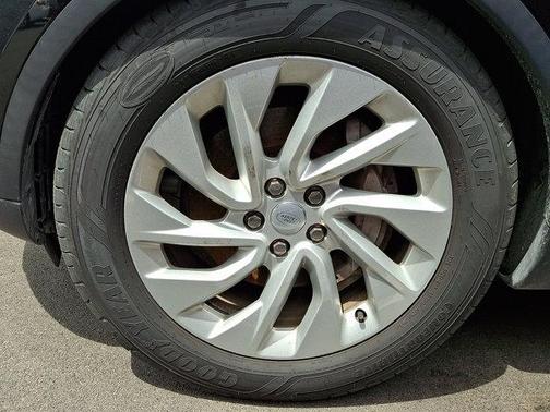 Santorini Black Metallic   1Ag 2024 Land Rover Discovery P300 S
