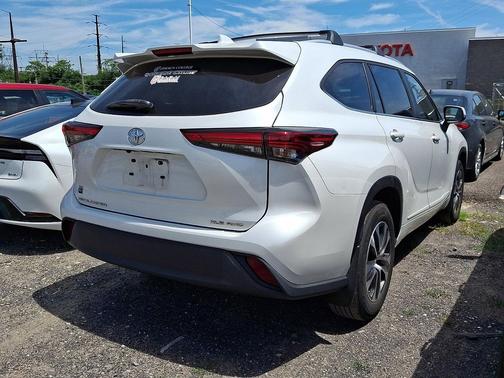 White 2023 Toyota Highlander XLE
