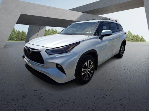 White 2023 Toyota Highlander XLE