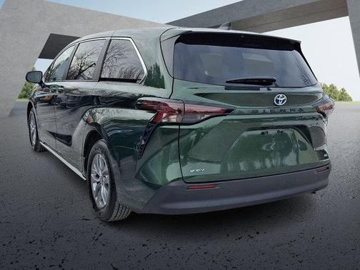 2025 Toyota Sienna LE