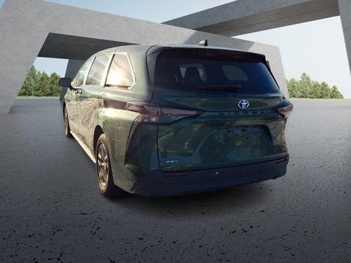 2025 Toyota Sienna LE