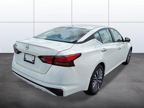 Pearl White Tricoat 2026 Nissan Altima SV FWD