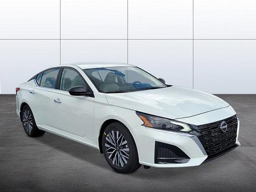 Pearl White Tricoat 2026 Nissan Altima SV FWD
