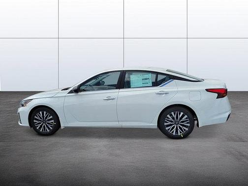 Pearl White Tricoat 2026 Nissan Altima SV FWD