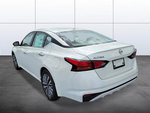 Pearl White Tricoat 2026 Nissan Altima SV FWD