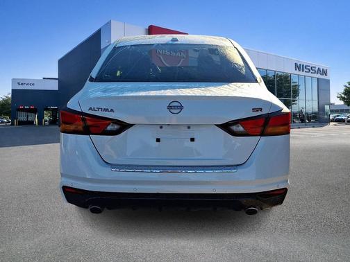 Pearl White Tricoat 2023 Nissan Altima SR FWD