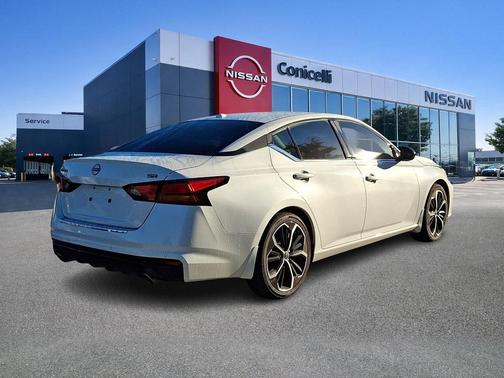 Pearl White Tricoat 2023 Nissan Altima SR FWD