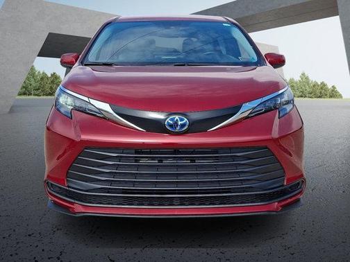 2025 Toyota Sienna LE