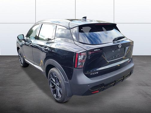 Super Black 2026 Nissan Kicks SR