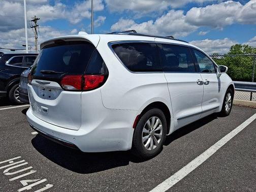 Bright White Clearcoat 2018 Chrysler Pacifica Touring-L