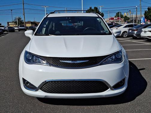 Bright White Clearcoat 2018 Chrysler Pacifica Touring-L
