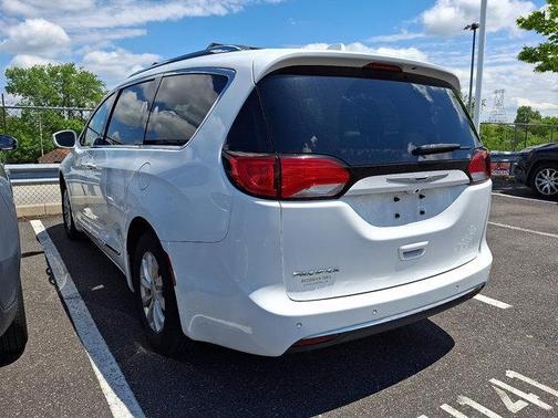 Bright White Clearcoat 2018 Chrysler Pacifica Touring-L