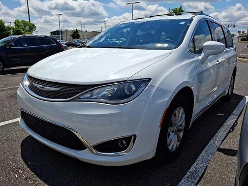 Bright White Clearcoat 2018 Chrysler Pacifica Touring-L