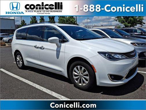Bright White Clearcoat 2018 Chrysler Pacifica Touring-L