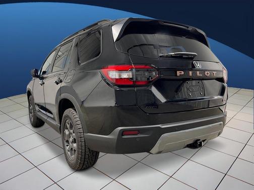 Crystal Black Pearl 2026 Honda Pilot TrailSport