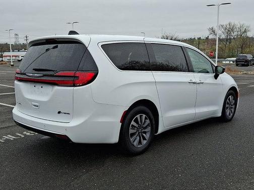 2024 Chrysler Pacifica Hybrid Select