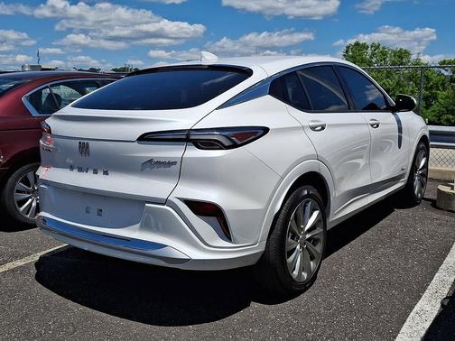 White Frost Tricoat 2024 Buick Envista Avenir FWD