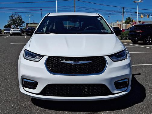 Bright White Clearcoat 2024 Chrysler Pacifica Touring L