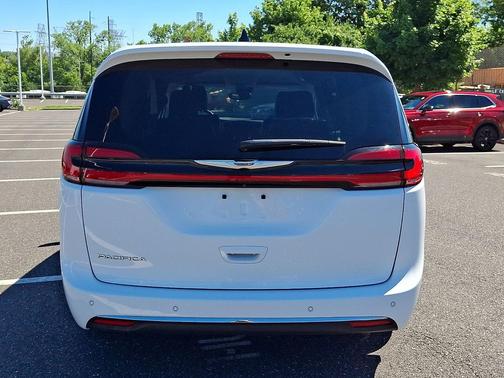Bright White Clearcoat 2024 Chrysler Pacifica Touring L
