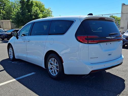 Bright White Clearcoat 2024 Chrysler Pacifica Touring L