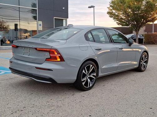 2024 Volvo S60 B5 Core Dark Theme